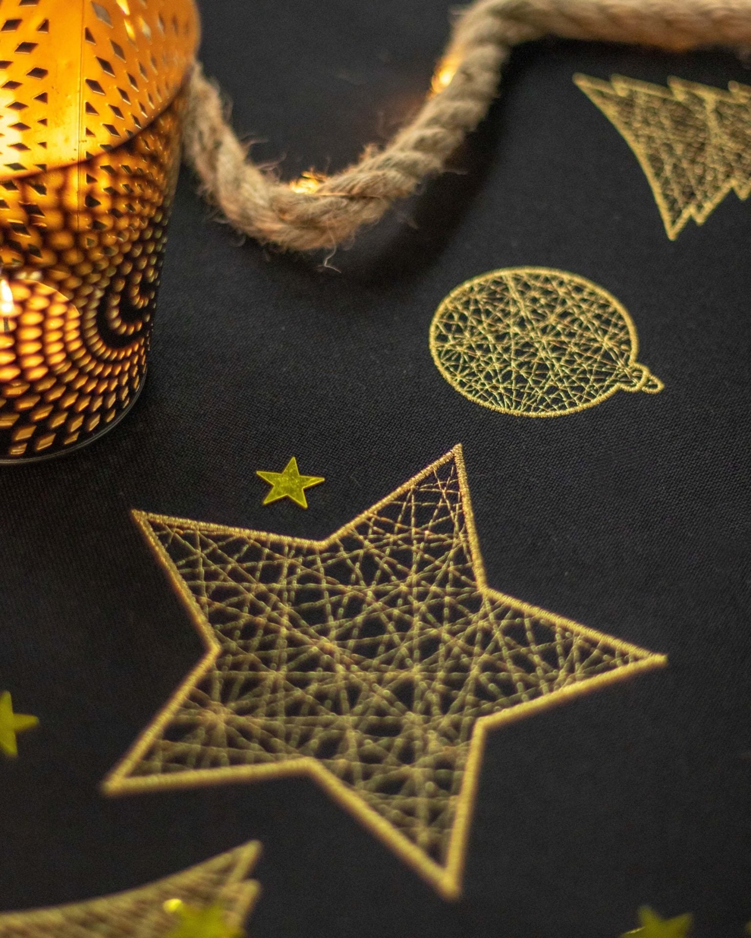 Świąteczny bieżnik ze złotymi haftowanymi gwiazdkami w kolorze czarnym - HAFTINA HOME