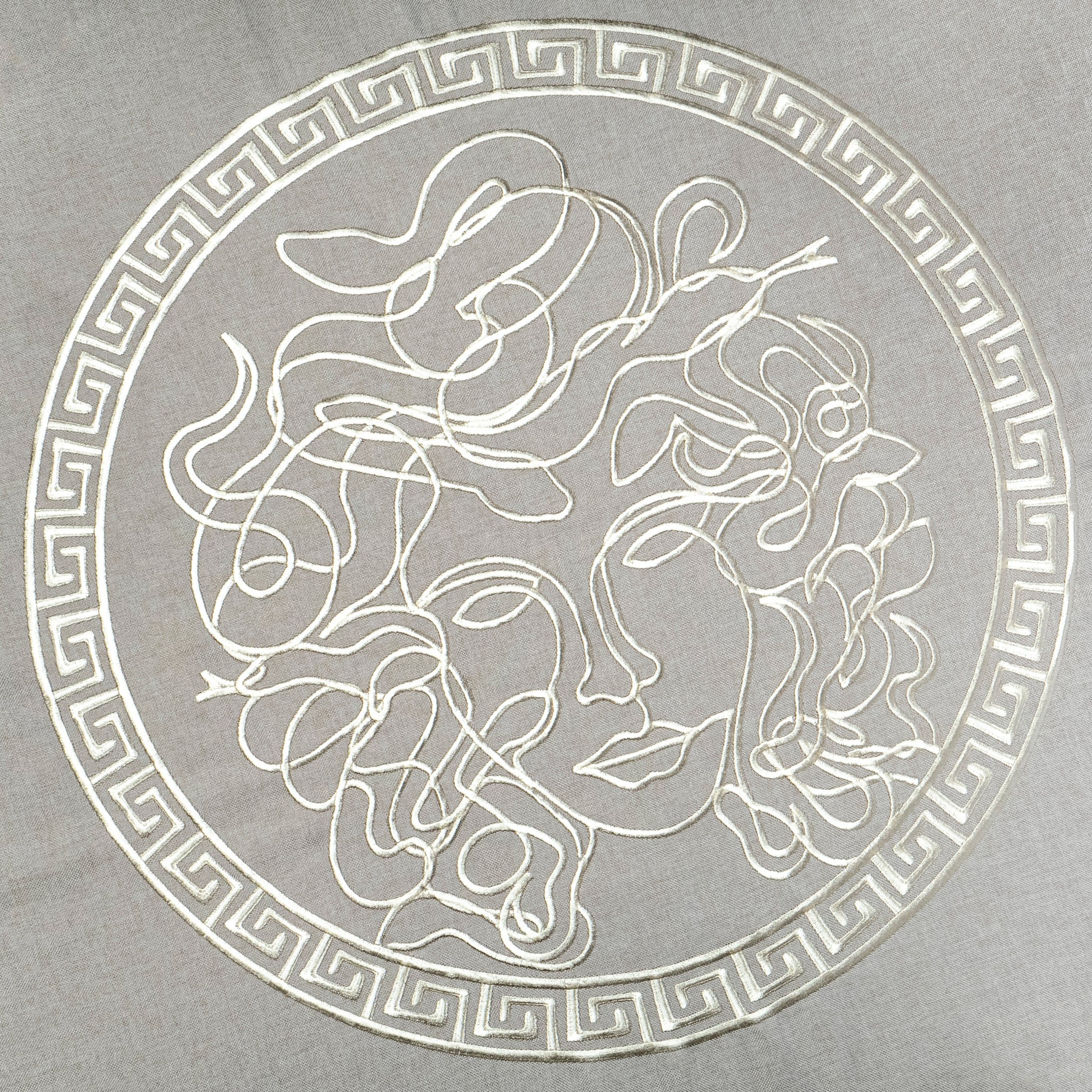 Obrus okrągły beżowy z białym haftem Roma