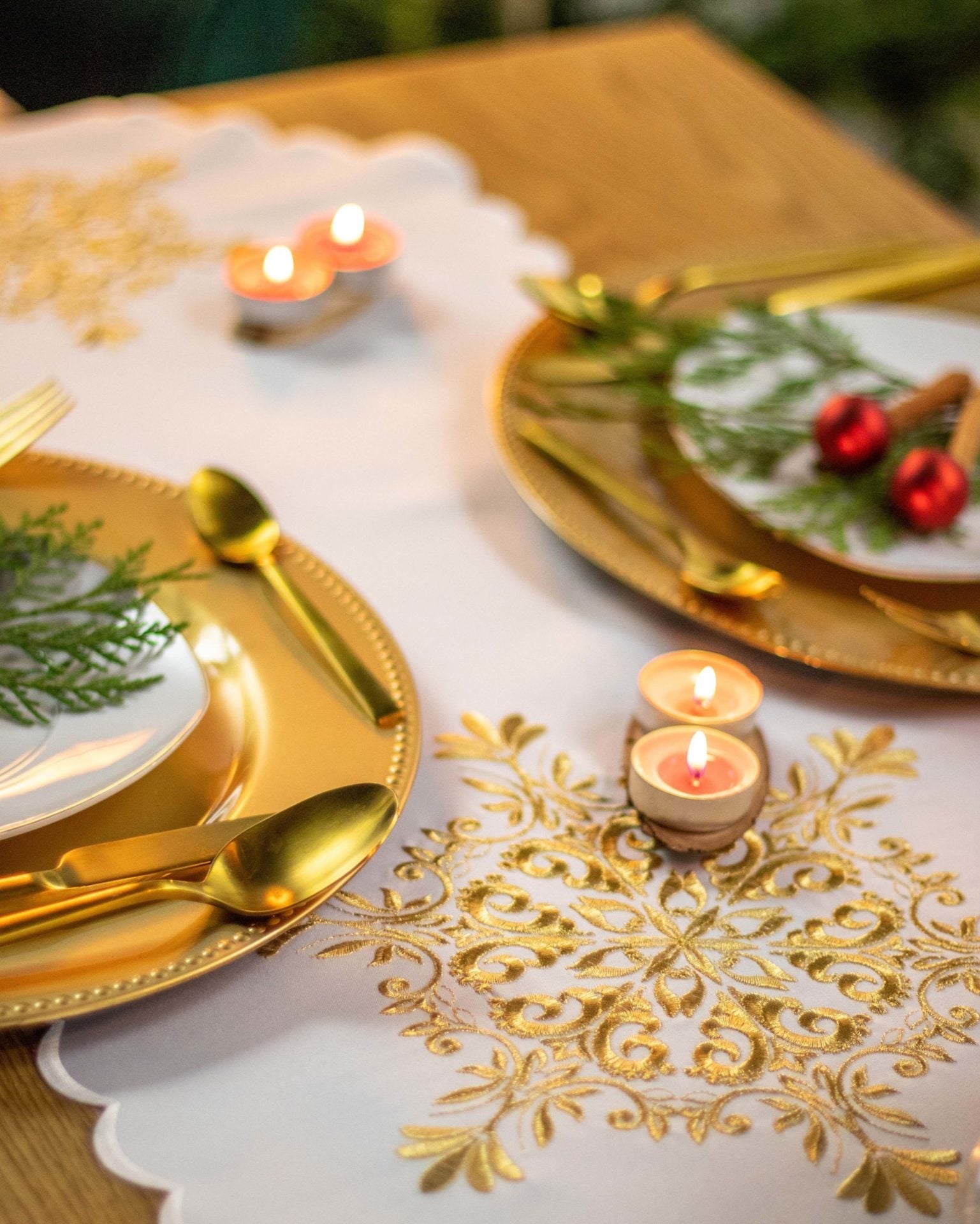 Bieżnik biały świąteczny ze złotym haftem Baratto - HAFTINA HOME