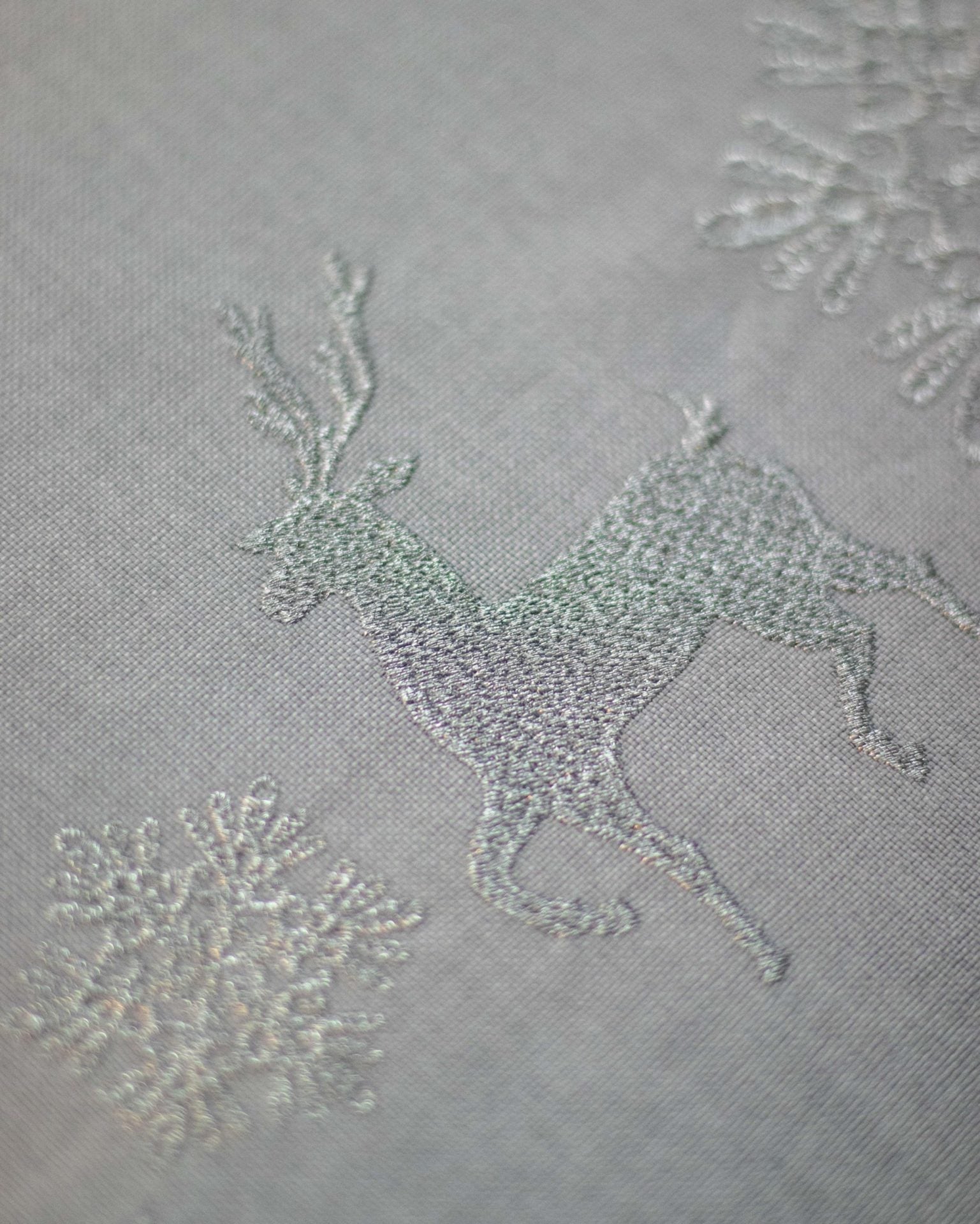 Szary bieżnik ze srebrnym świątecznym haftem - HAFTINA HOME
