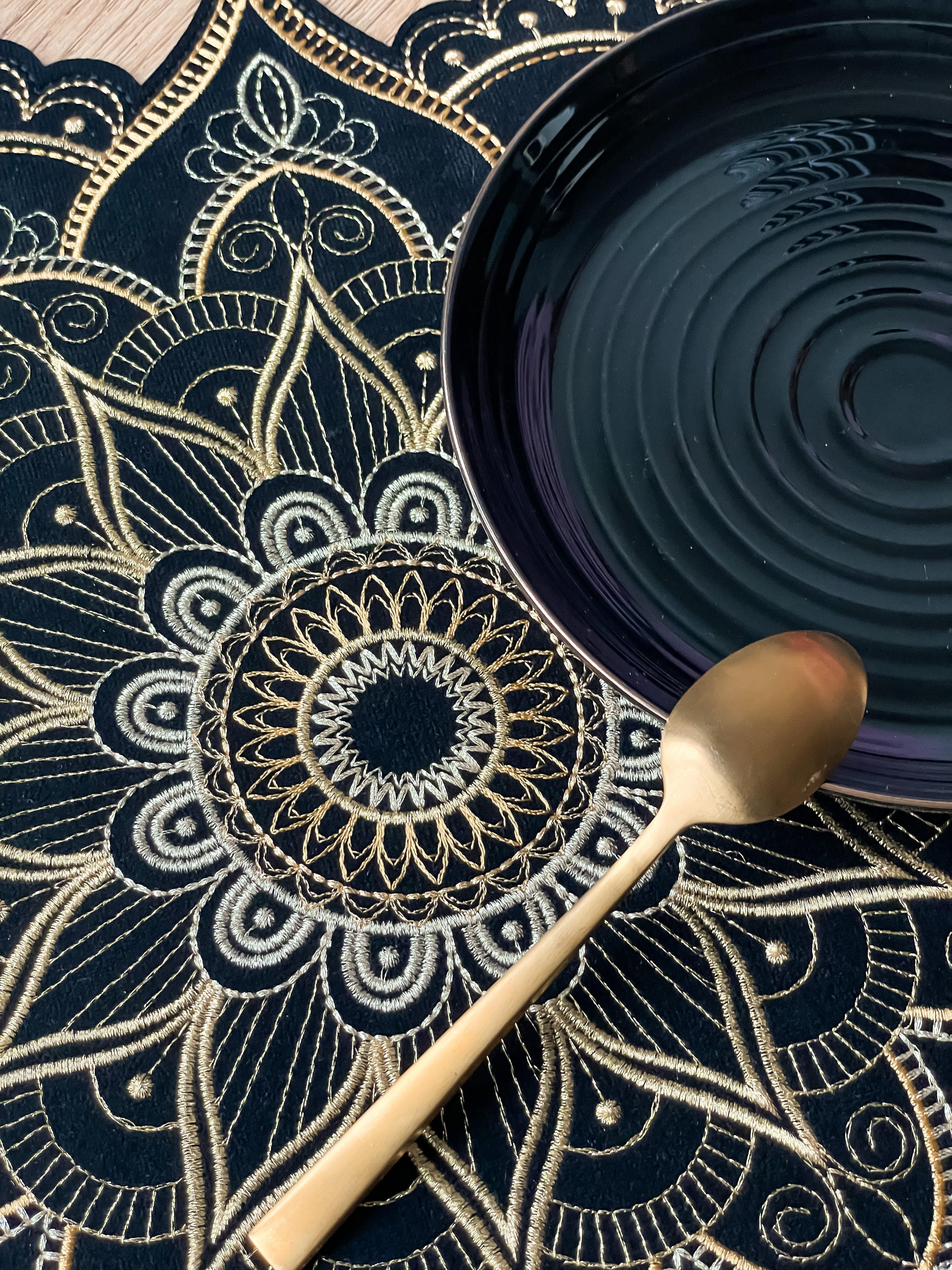 Podkładki czarne okrągłe ze złotym haftem Mandala - HAFTINA HOME
